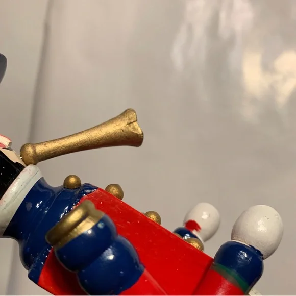 GUC Christmas Decor: Wooden Nutcracker Statue, Lightweight, Vintage - Picture 5 of 11